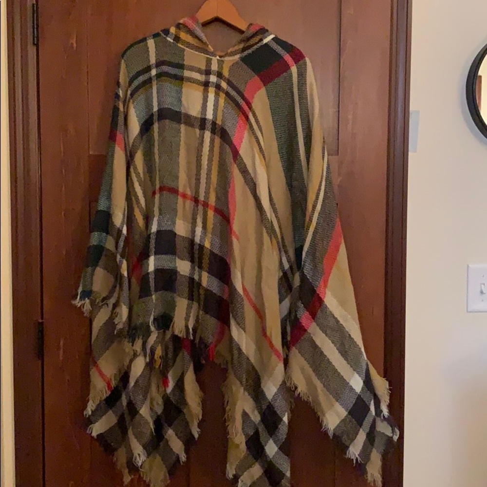 Beautiful hooded knit poncho shirt!